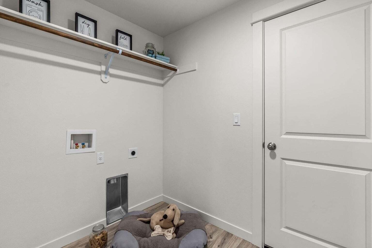 Photo of 676 NW Xavier Avenue 6 of 12