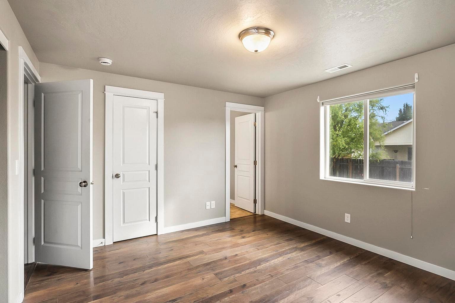 Photo of 732 NE Redwood Avenue 20 of 29