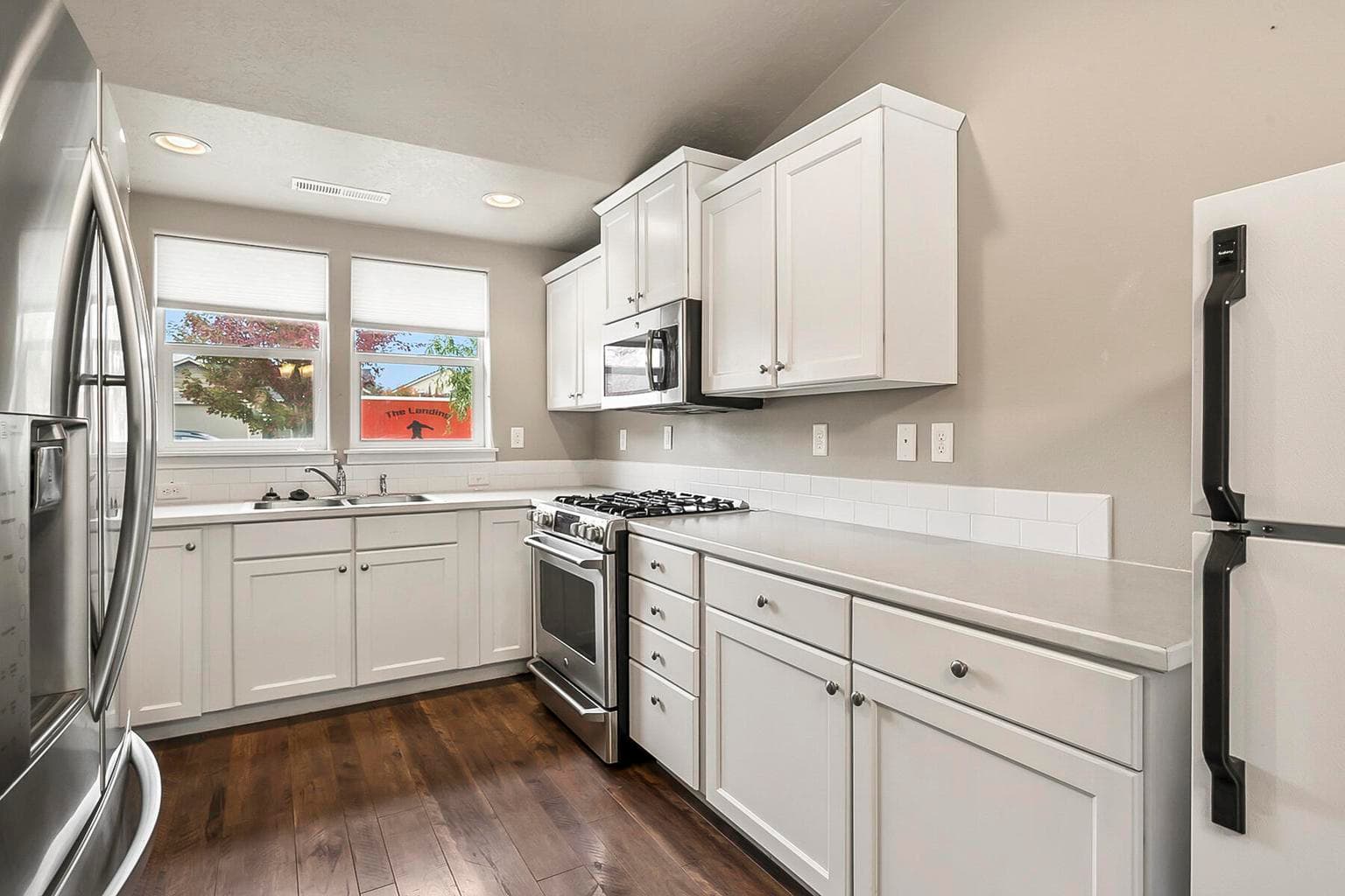 Photo of 732 NE Redwood Avenue 6 of 29