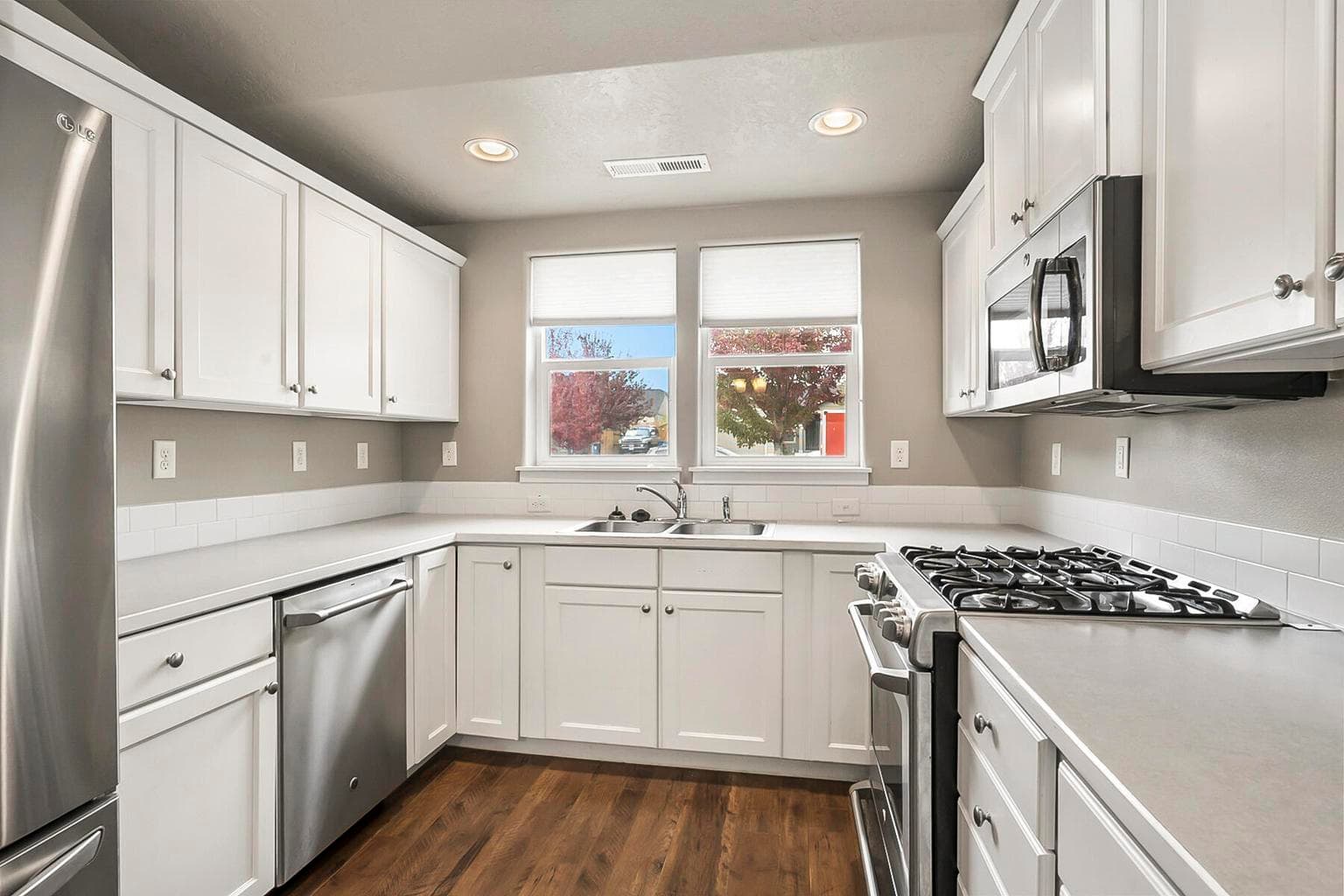 Photo of 732 NE Redwood Avenue 7 of 29