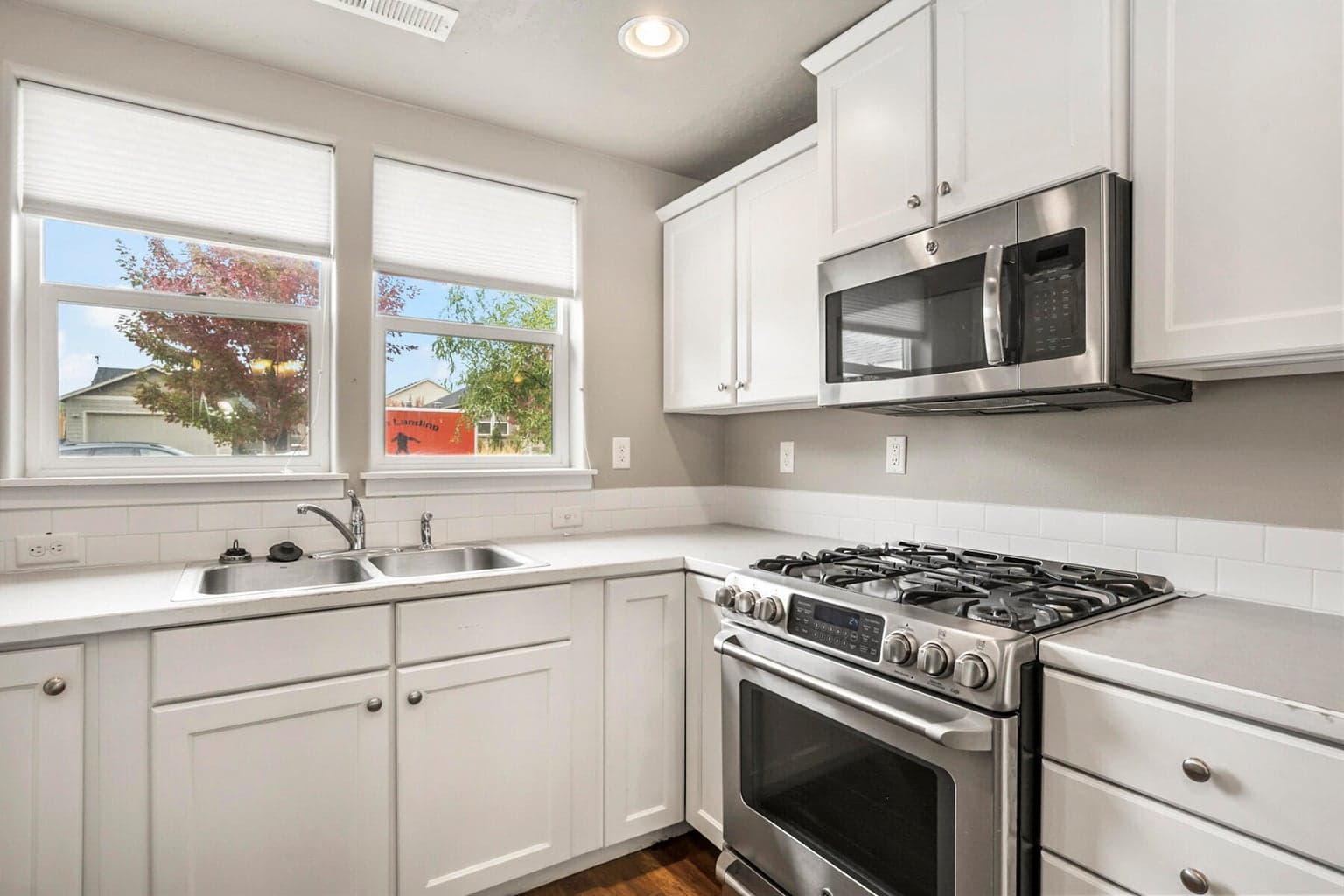 Photo of 732 NE Redwood Avenue 8 of 29