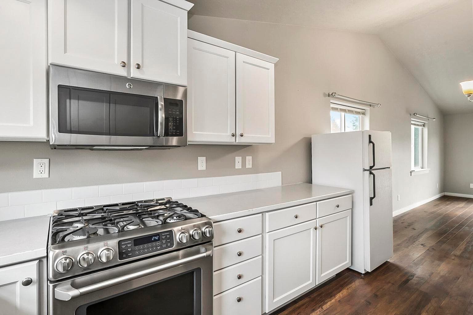 Photo of 732 NE Redwood Avenue 9 of 29