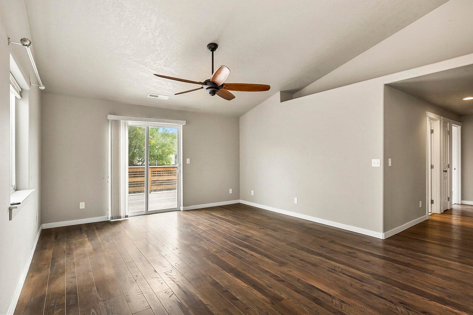 Photo of 732 NE Redwood Avenue 11 of 29
