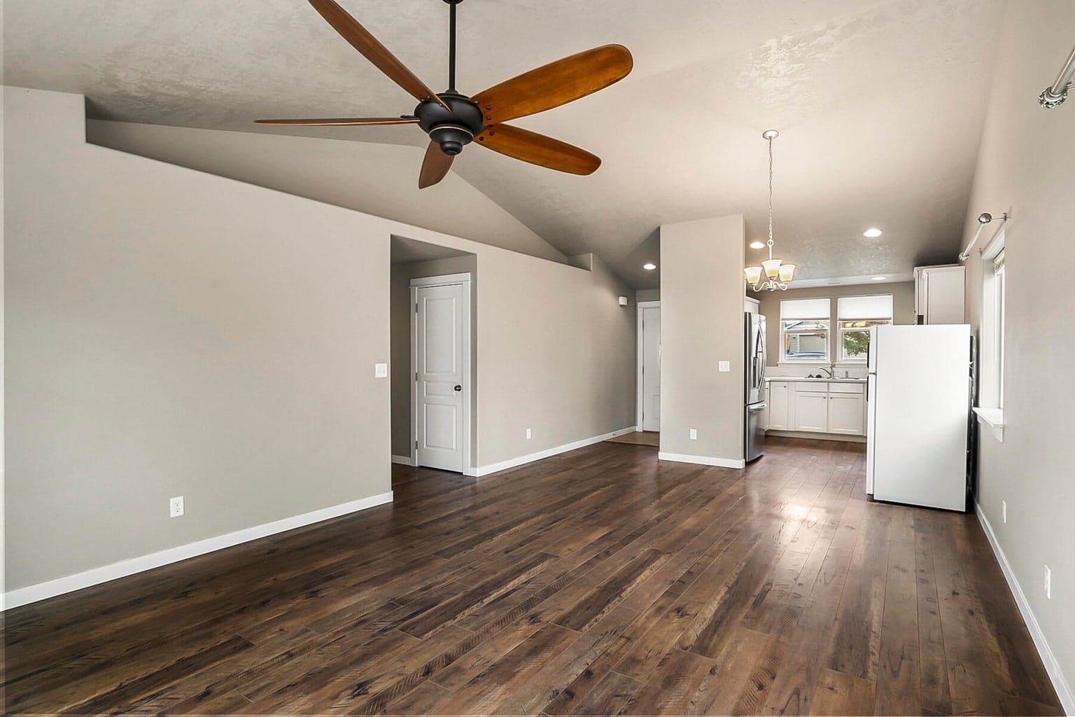 Photo of 732 NE Redwood Avenue 12 of 29
