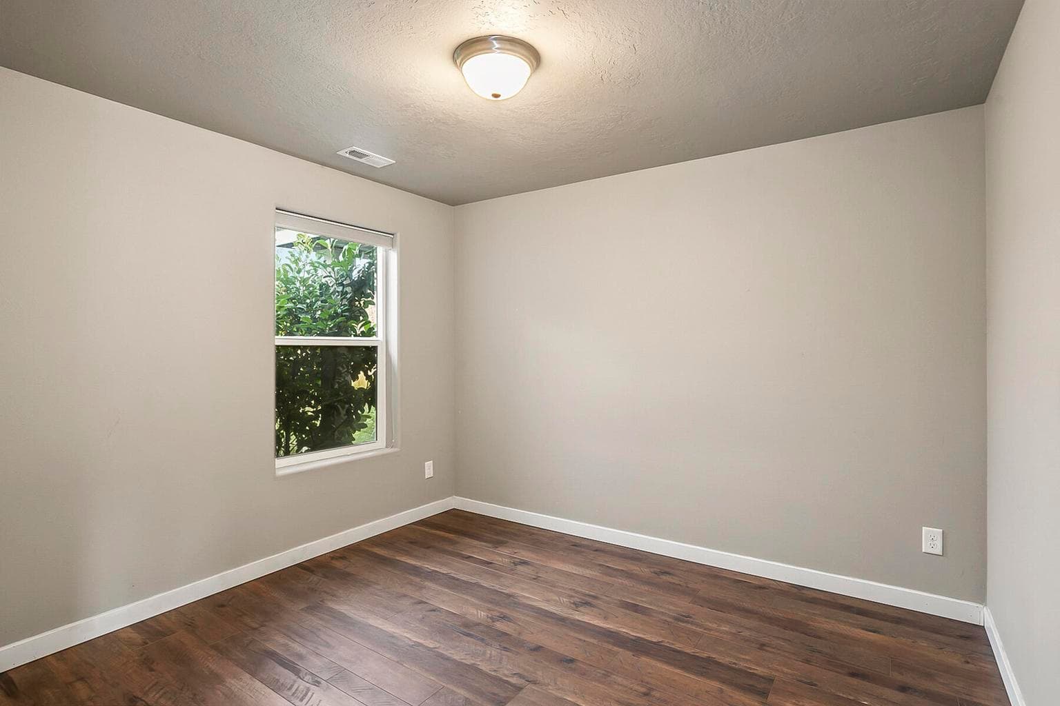 Photo of 732 NE Redwood Avenue 13 of 29