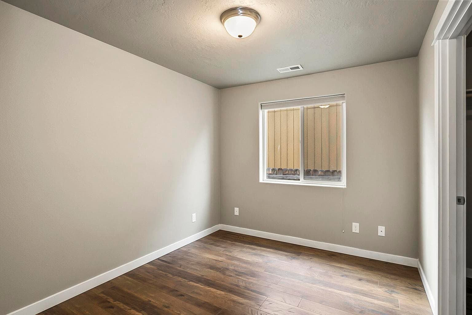 Photo of 732 NE Redwood Avenue 15 of 29