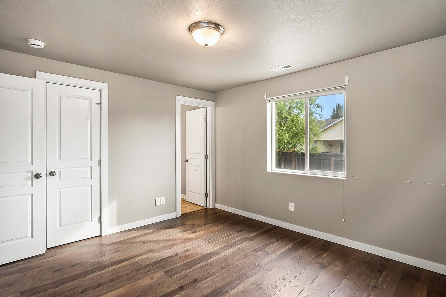 Photo of 732 NE Redwood Avenue 19 of 29