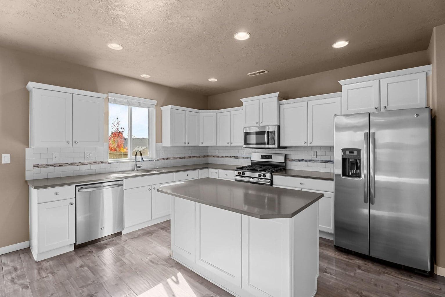 Photo of 4664 SW Volcano View Way 8 of 36