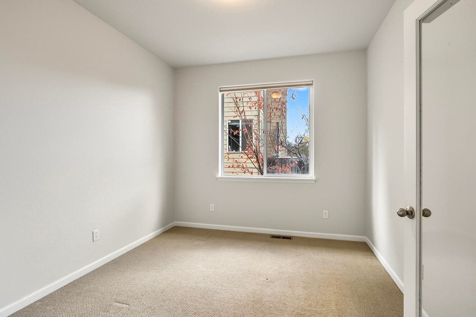 Middle Bedroom/Den