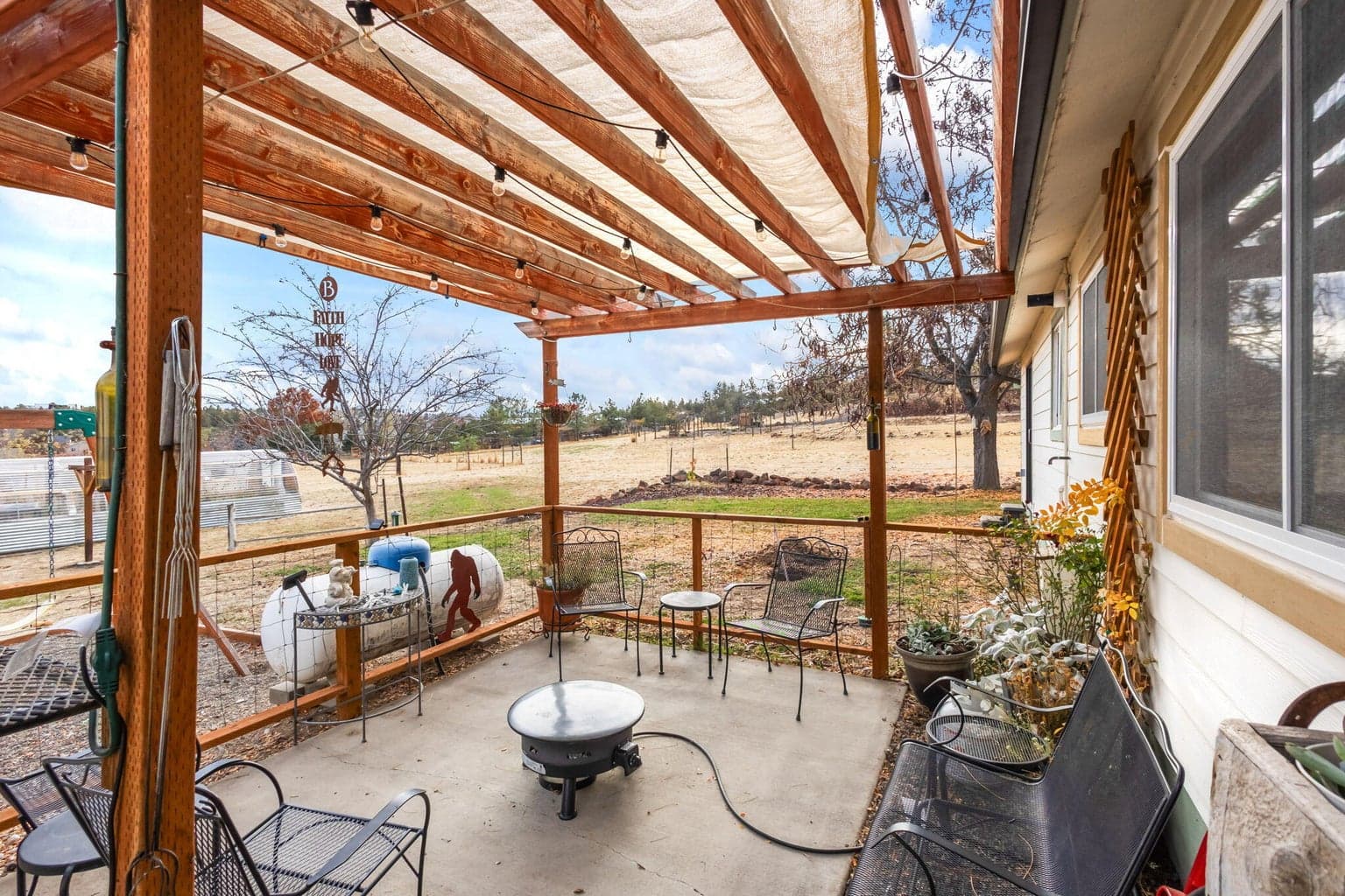 Photo of 775 SE Tumbleweed Lane 29 of 46