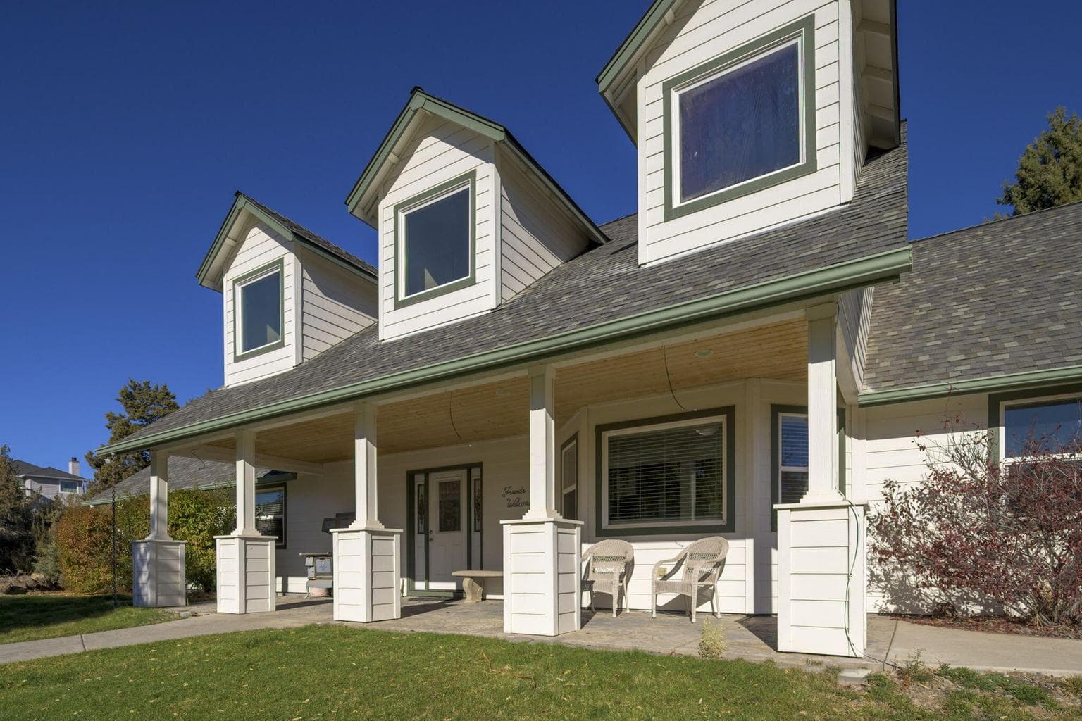 Front of home w/covered porch