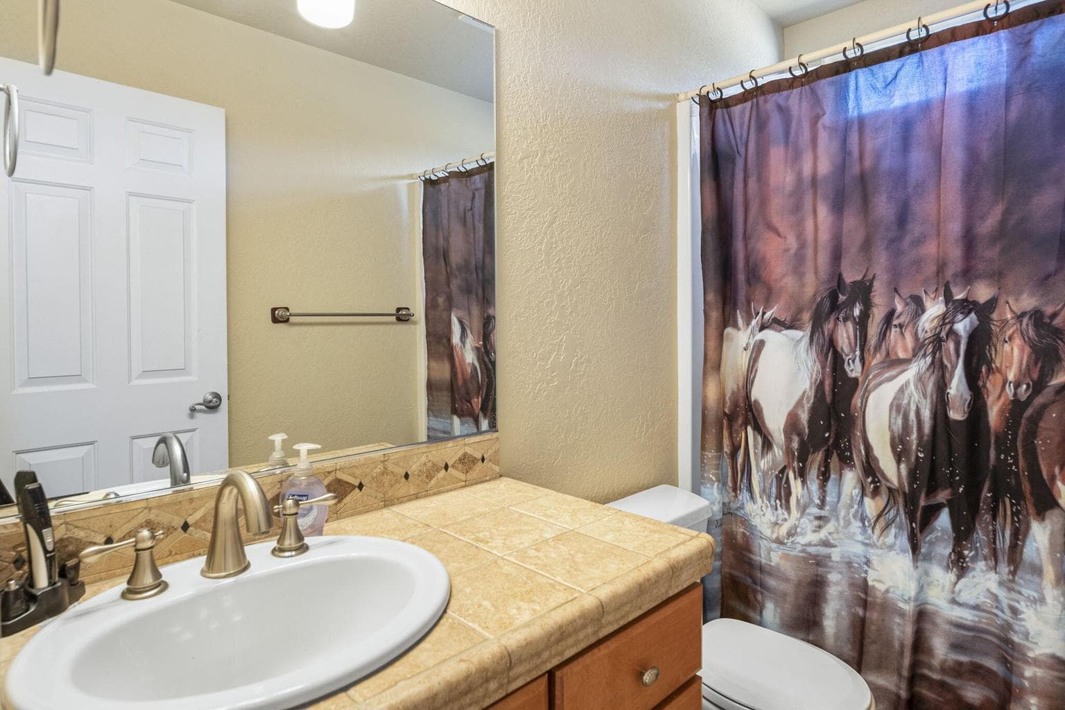Main bath with tub/shower