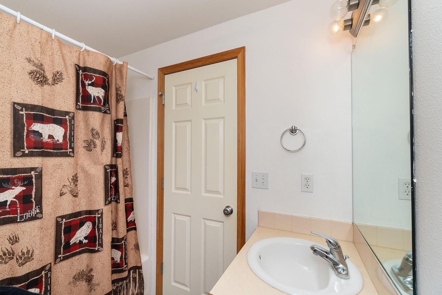 Photo of 725 NE Robin Place 13 of 22