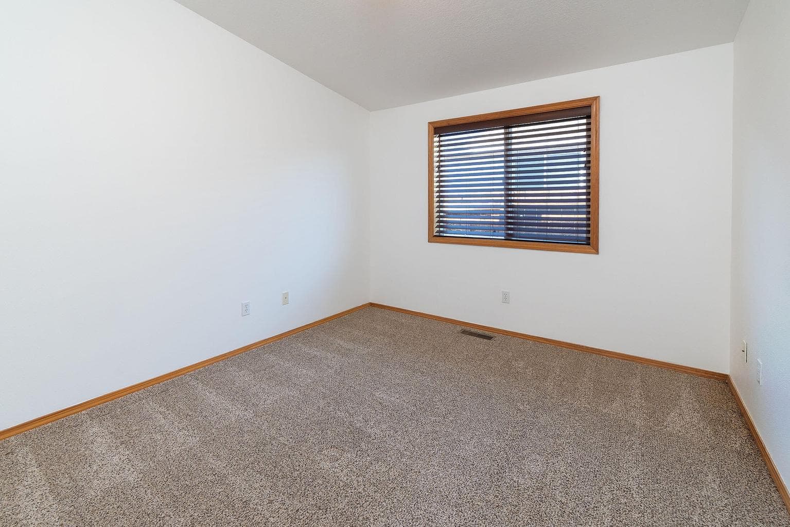 Photo of 725 NE Robin Place 10 of 22