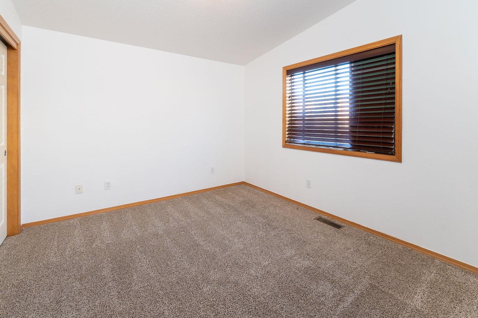 Photo of 725 NE Robin Place 11 of 22