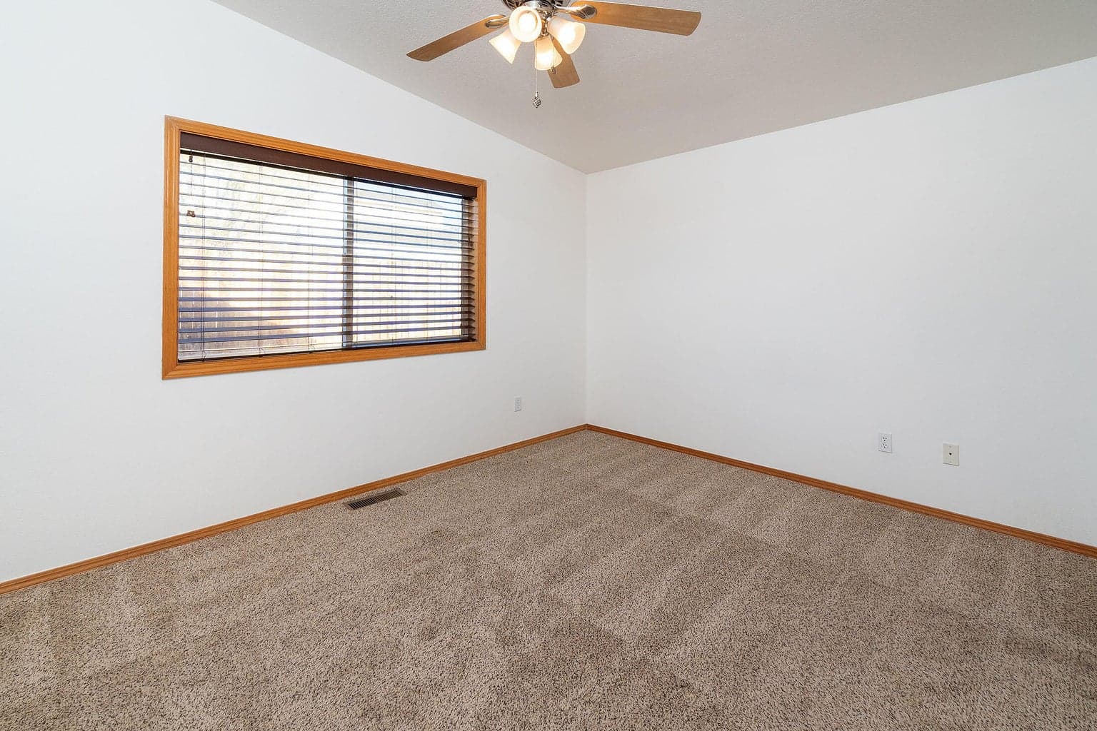 Photo of 725 NE Robin Place 14 of 22