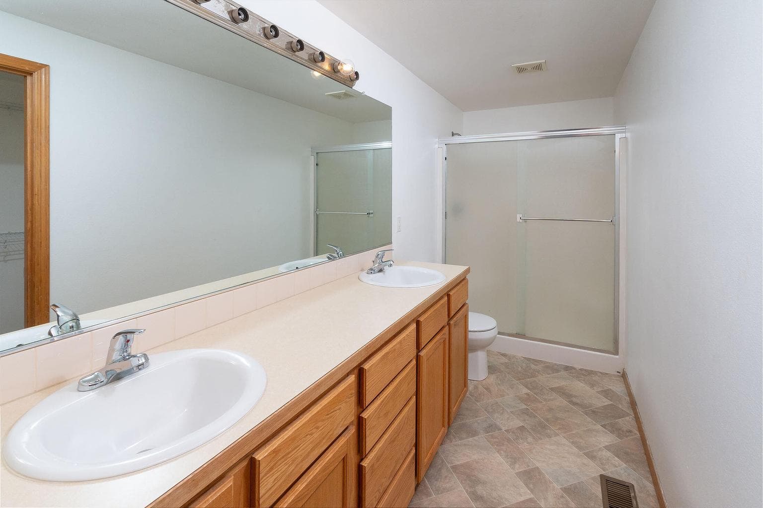 Photo of 725 NE Robin Place 15 of 22