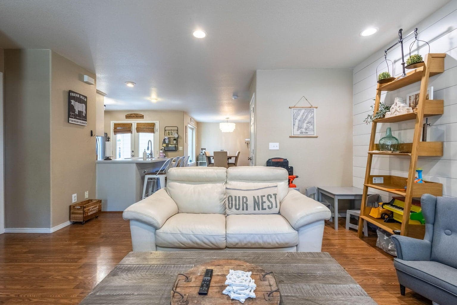 Photo of 1021 E Cascade Avenue 6 of 45