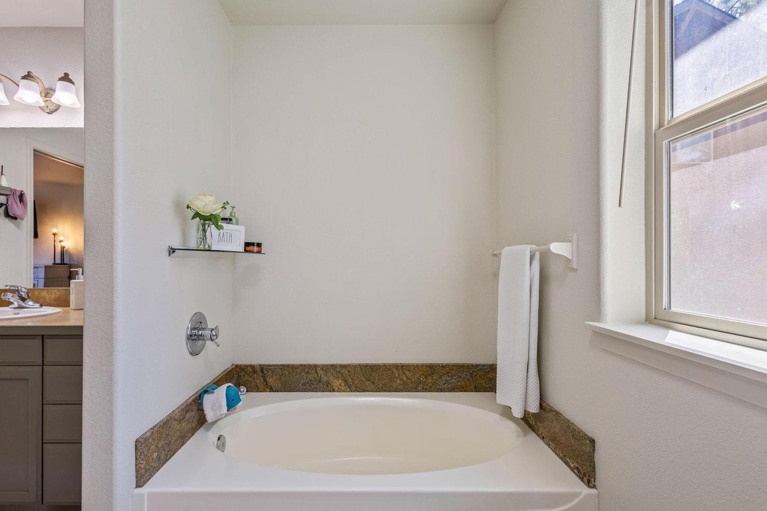Photo of 1021 E Cascade Avenue 21 of 45