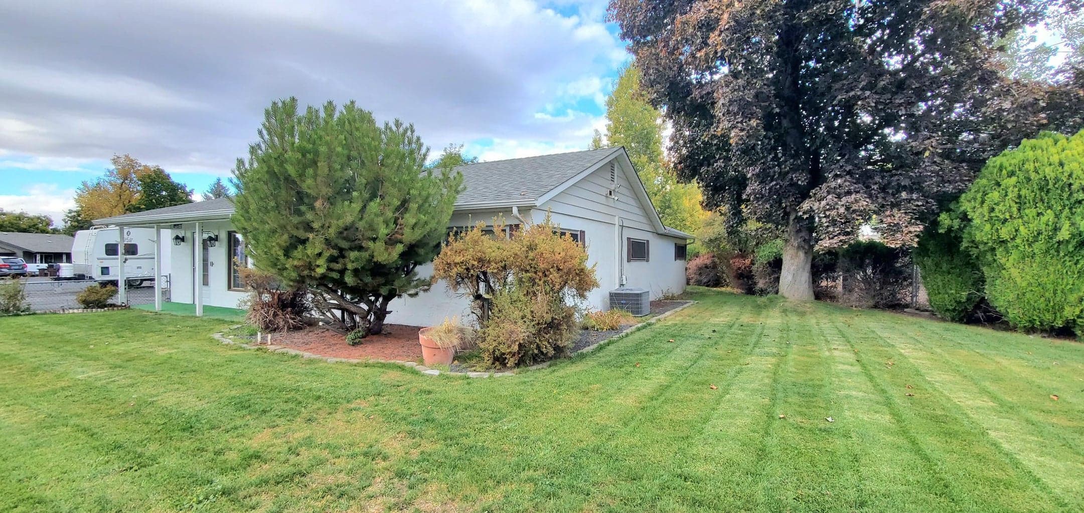 Photo of 810 NE Crest Drive 31 of 40
