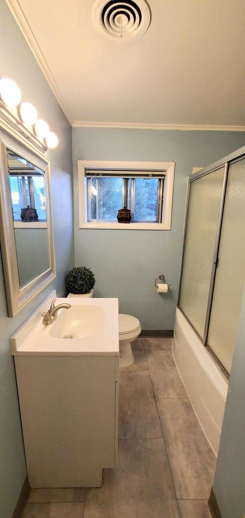 Photo of 810 NE Crest Drive 26 of 40