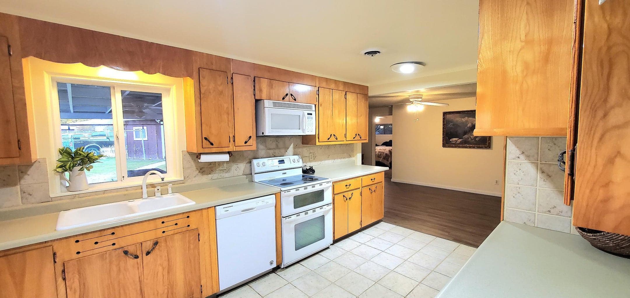 Photo of 810 NE Crest Drive 10 of 40
