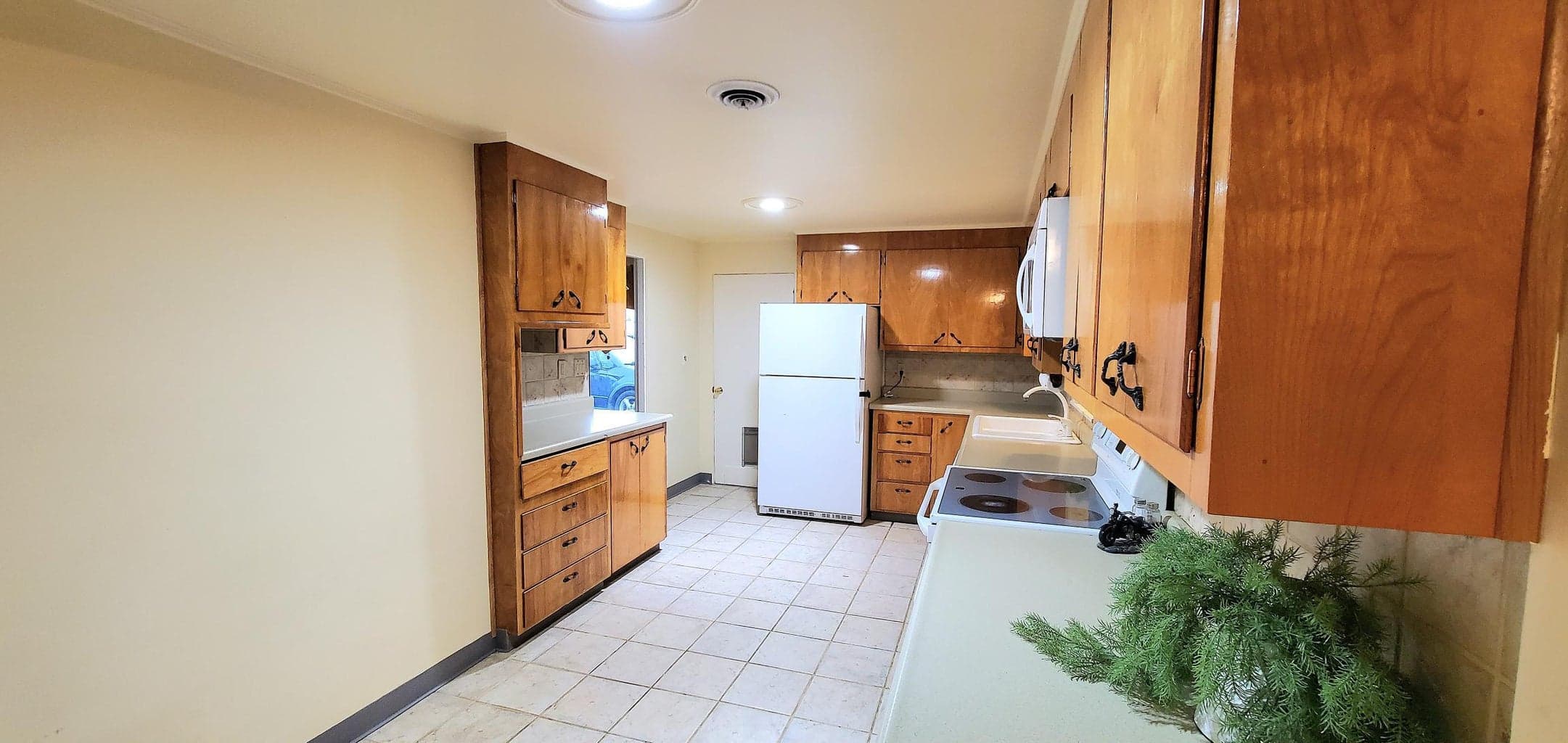 Photo of 810 NE Crest Drive 12 of 40
