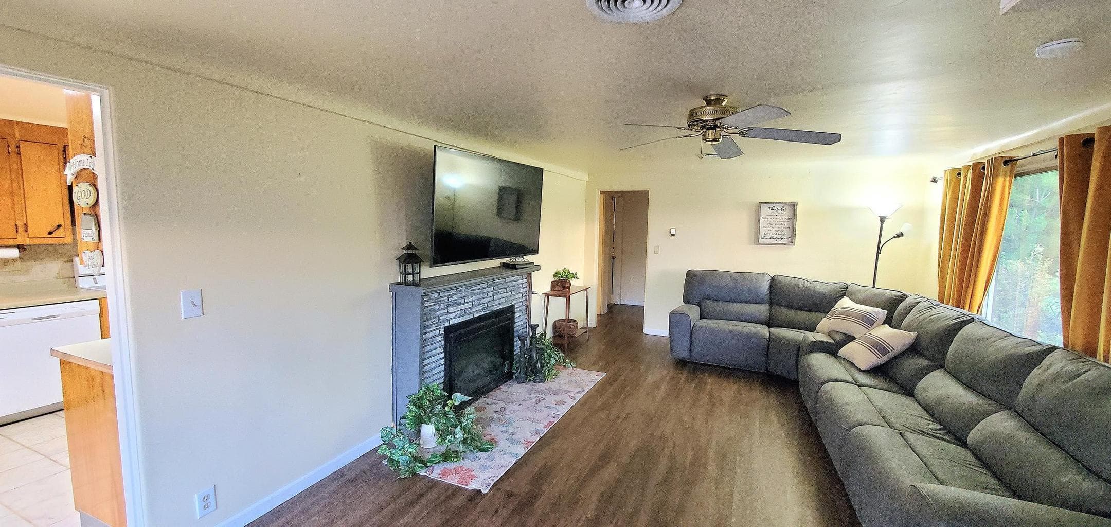 Photo of 810 NE Crest Drive 8 of 40