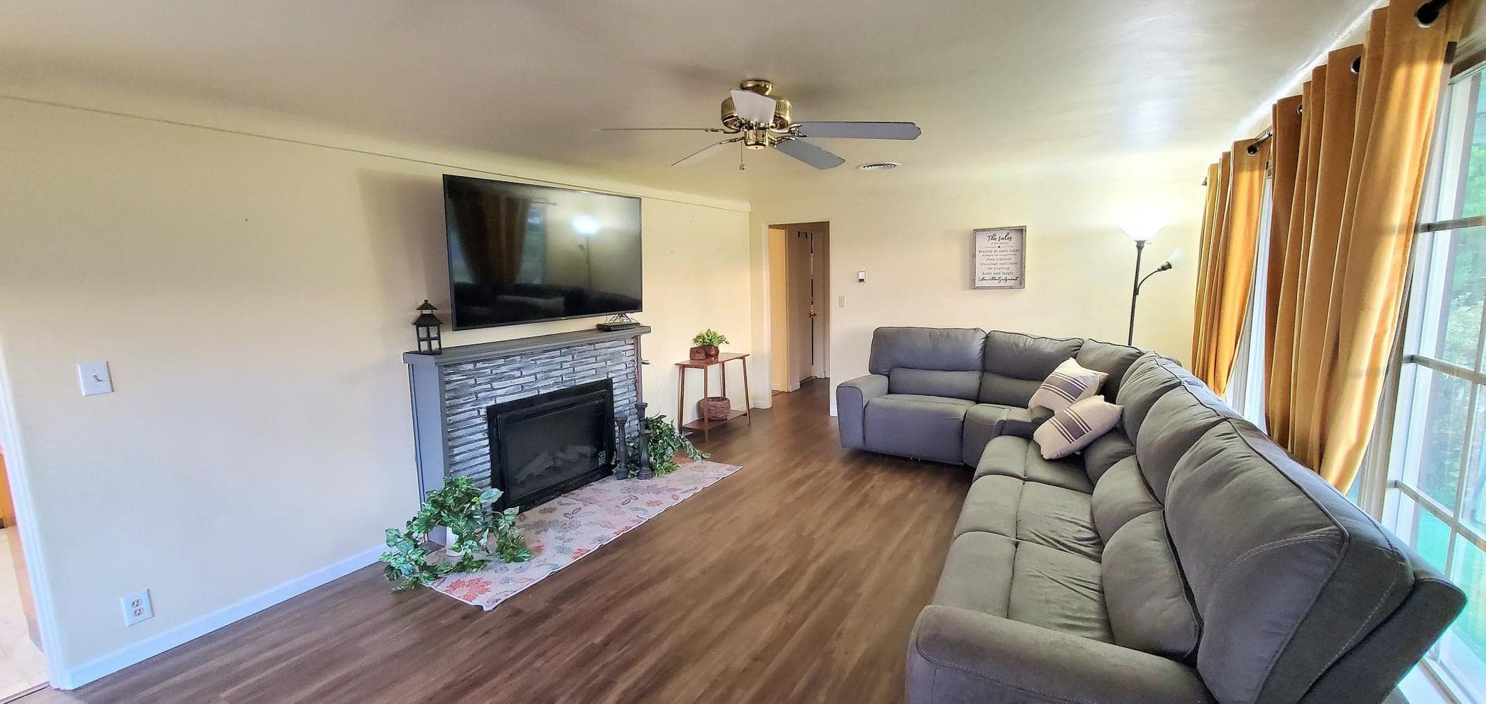 Photo of 810 NE Crest Drive 6 of 40
