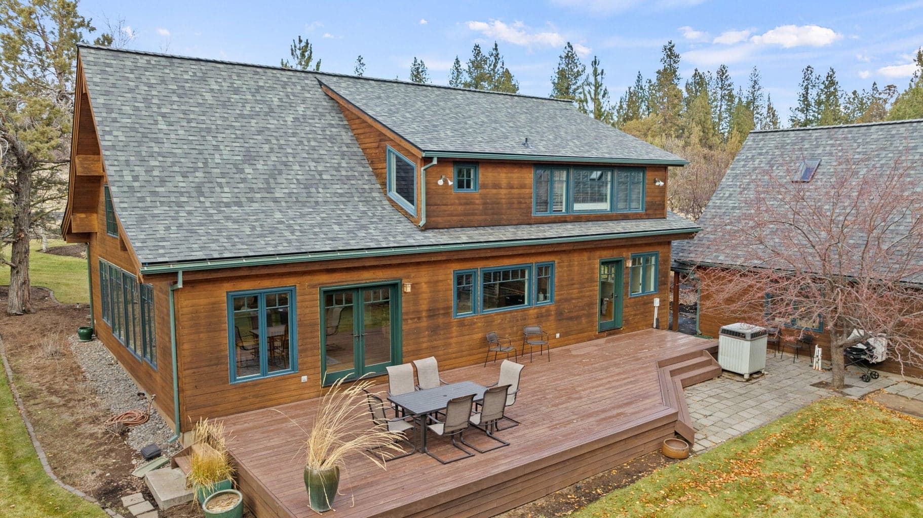 Spacious back deck to open space