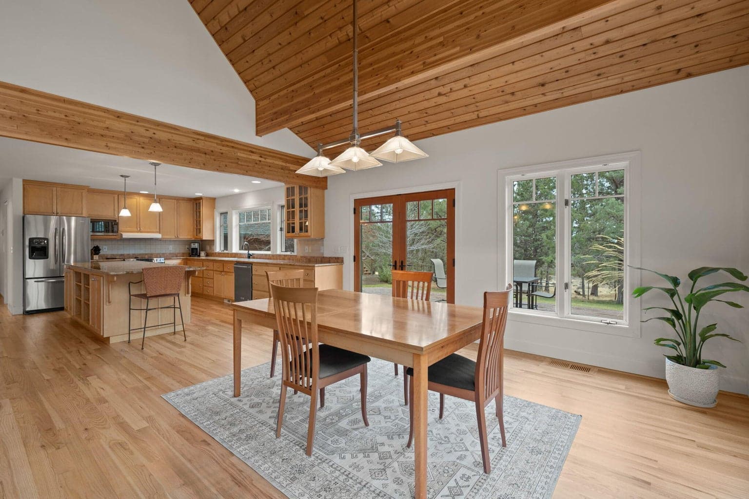 Open concept living room to kitchen 16045 Fox Ridge Circle, Sisters, OR 97759
