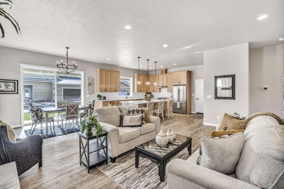 Photo of 131 W Clearpine Drive 9 of 32