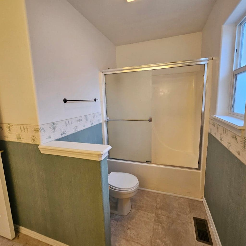 Primary bath with shower/tub