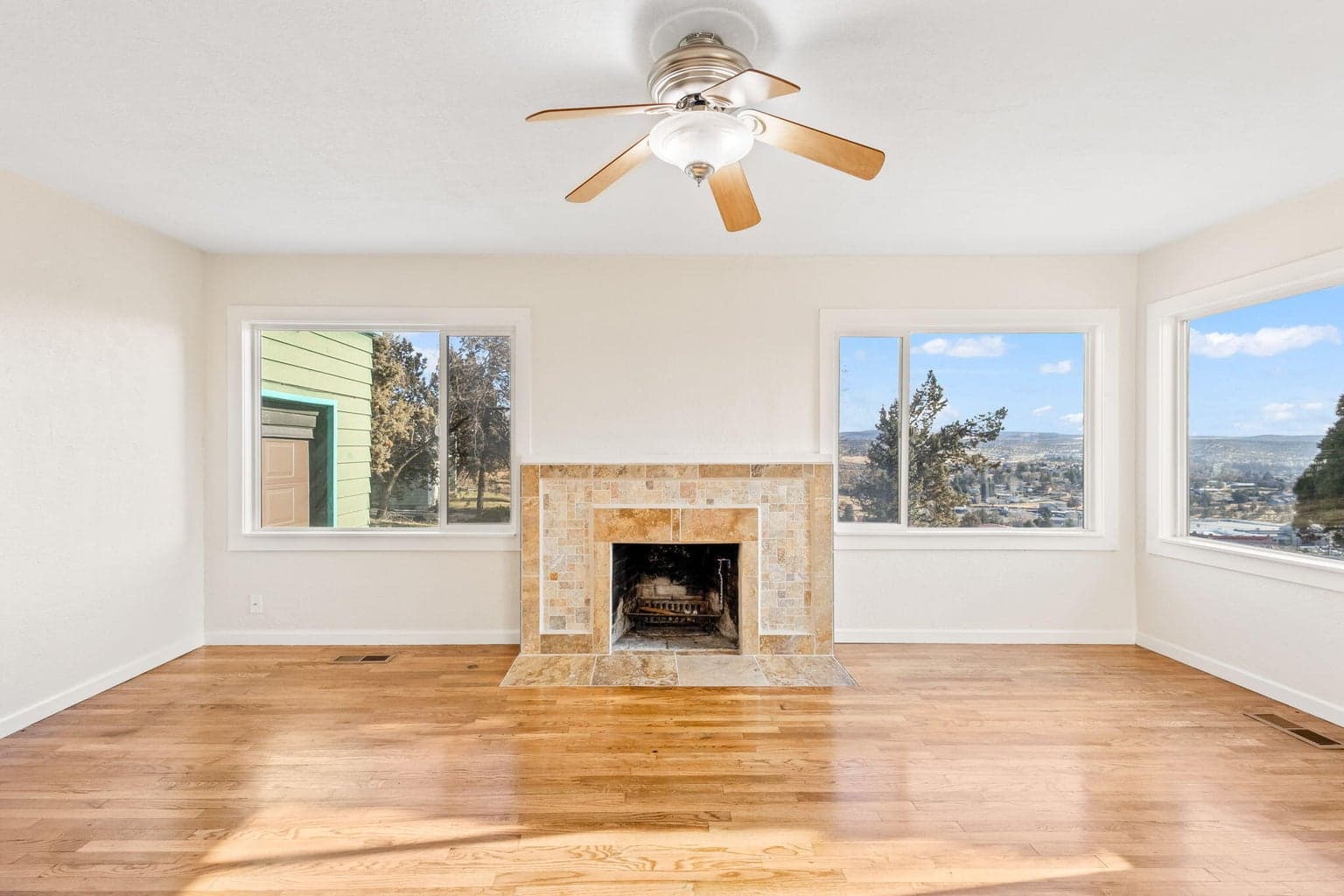 Photo of 142 NW Lee Street 6 of 42
