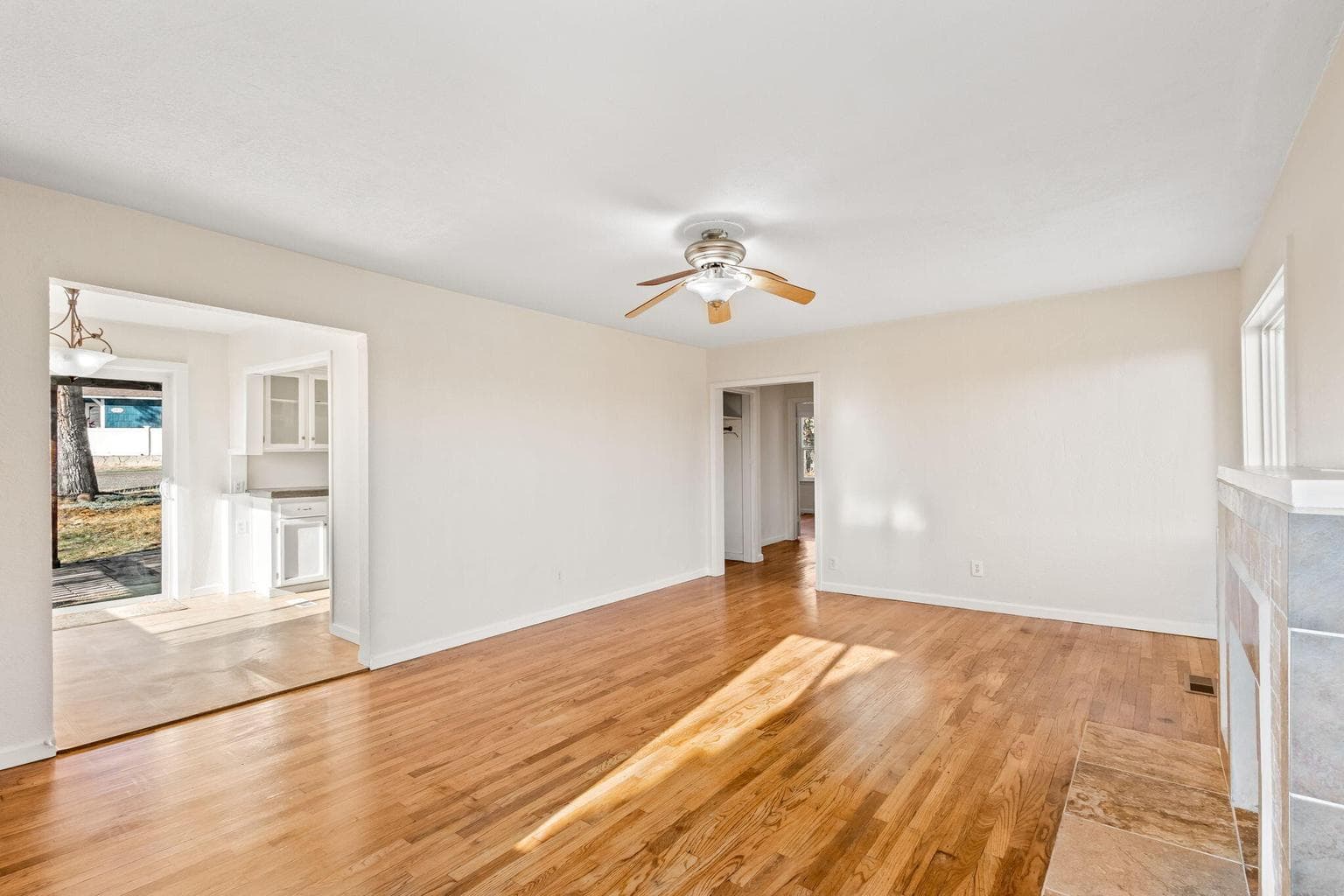 Photo of 142 NW Lee Street 7 of 42