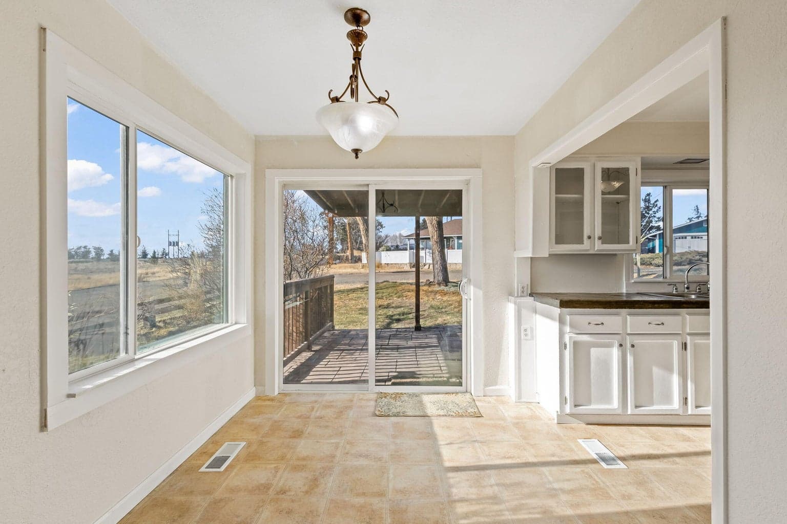Photo of 142 NW Lee Street 8 of 42