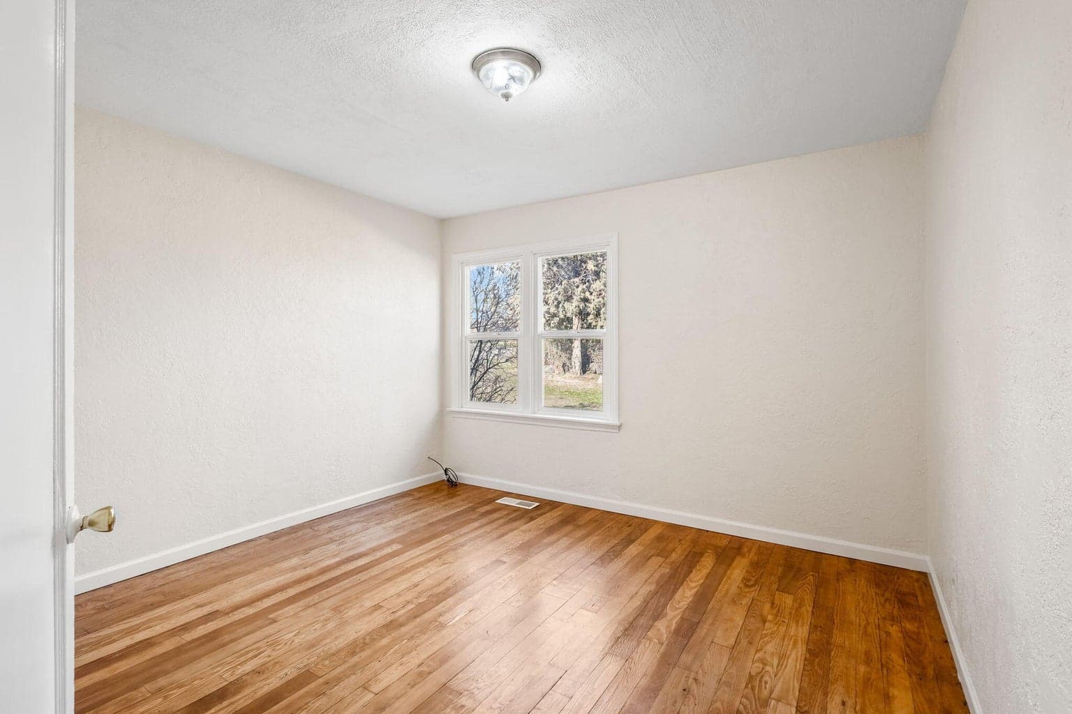 Photo of 142 NW Lee Street 17 of 42