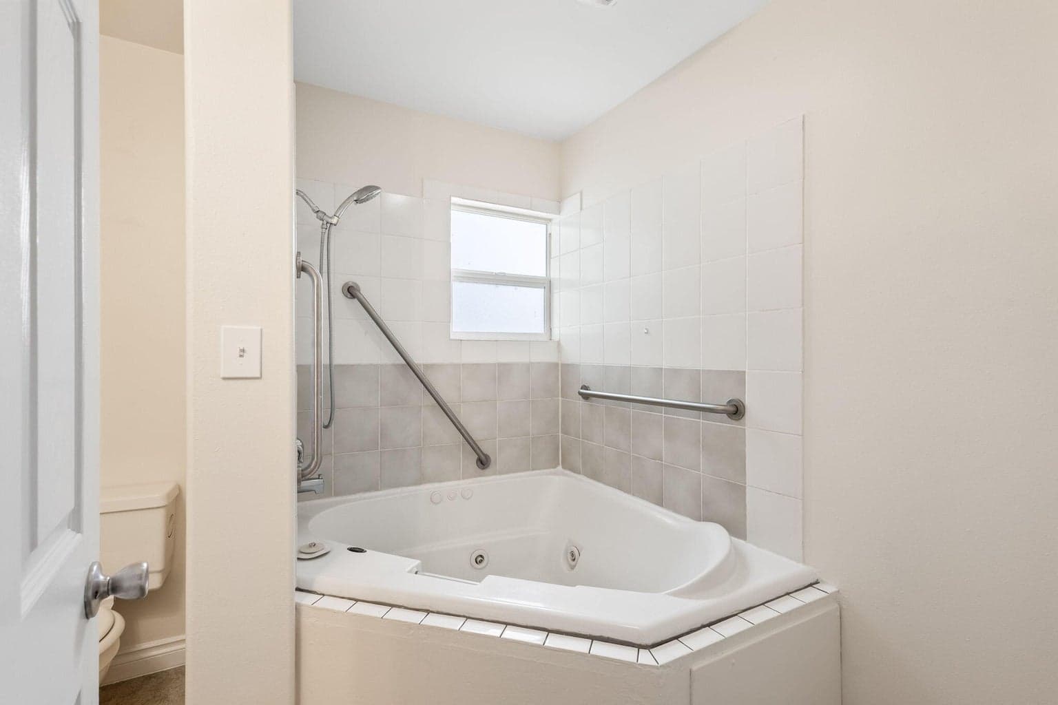 Photo of 142 NW Lee Street 19 of 42