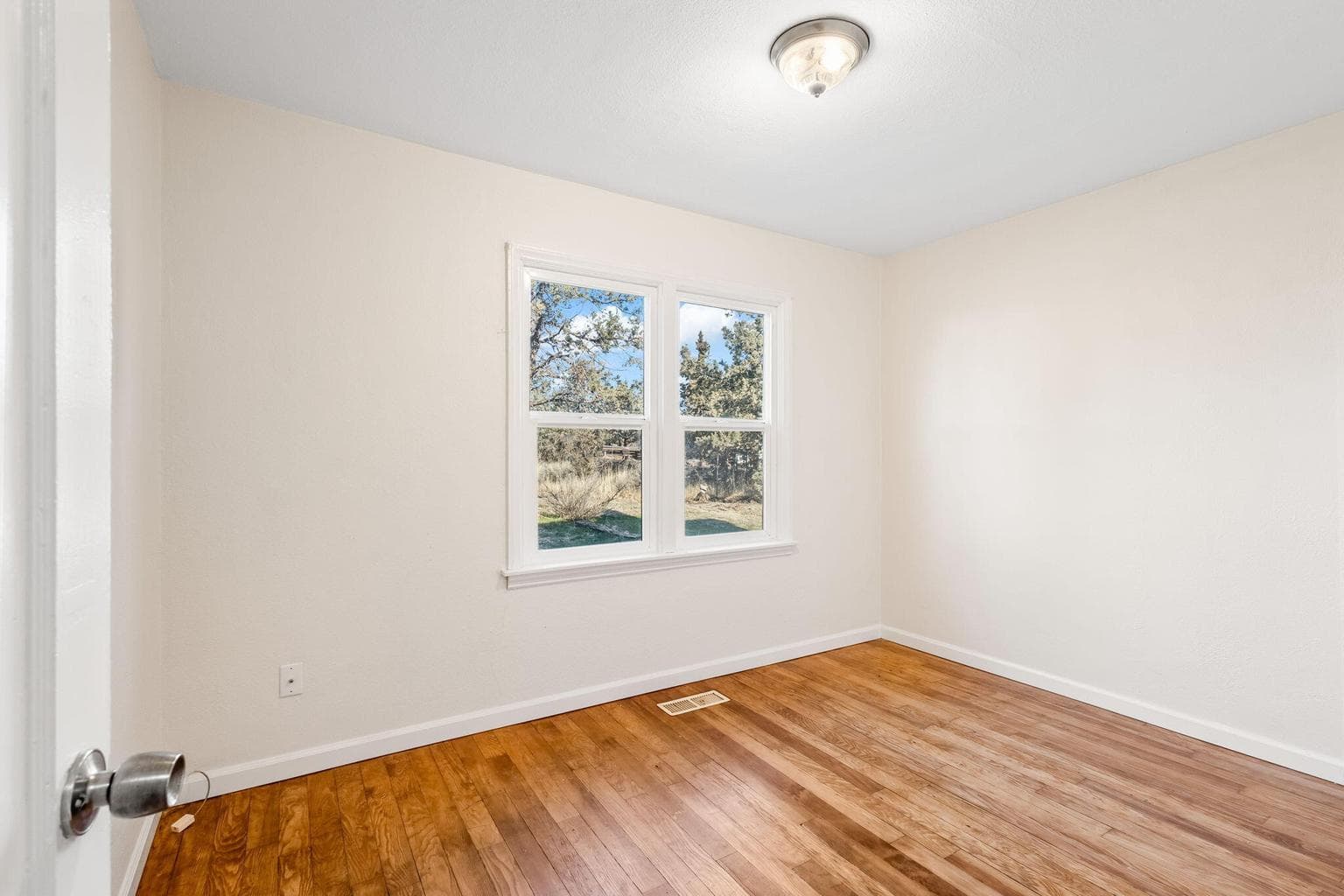 Photo of 142 NW Lee Street 21 of 42
