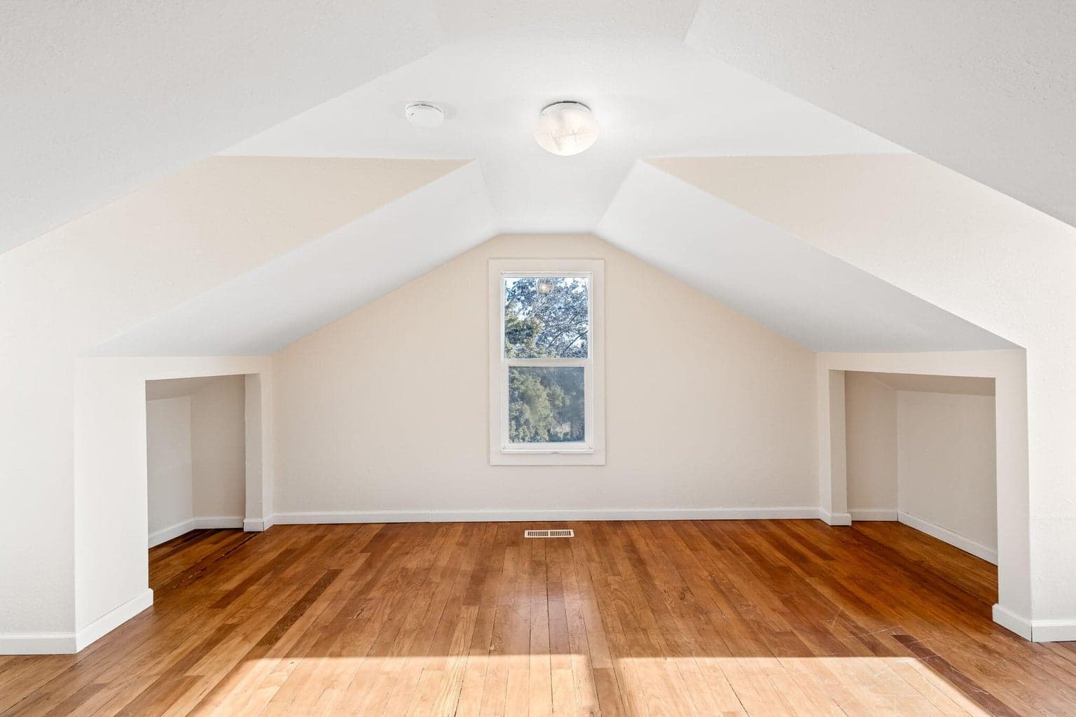 Photo of 142 NW Lee Street 24 of 42