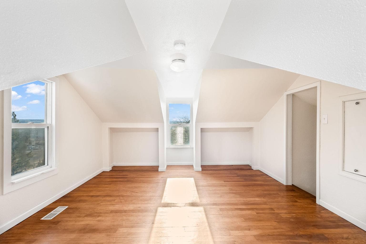 Photo of 142 NW Lee Street 26 of 42