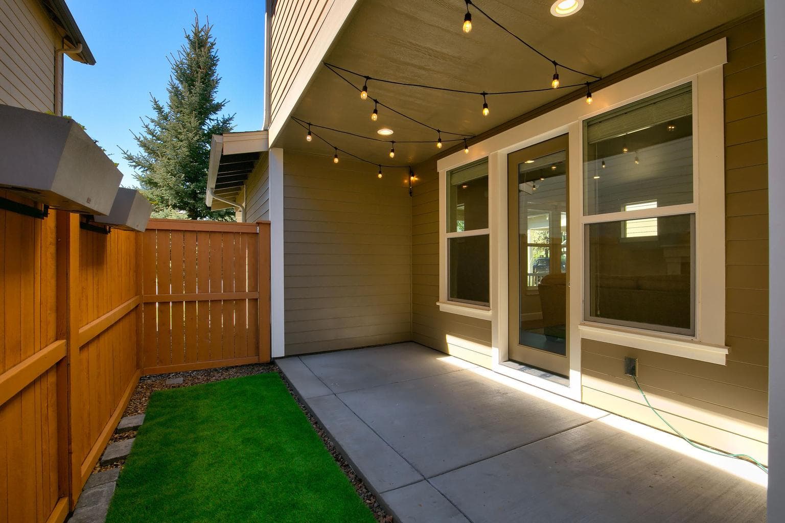 Photo of 1048 E Black Butte Avenue 6 of 23