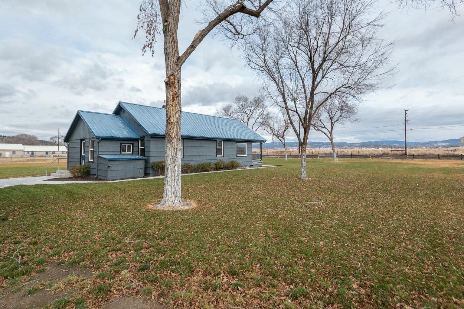 Photo of 4276 NW Oneil Highway 8 of 35