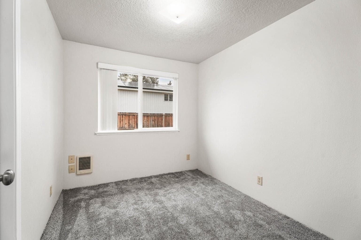 Photo of 2673 SW Evergreen Avenue 14 of 26