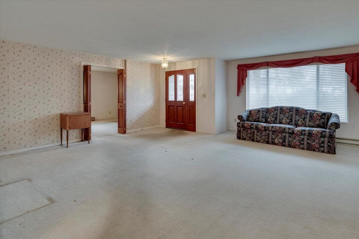 Photo of 1849 SW Canyon Drive 7 of 44