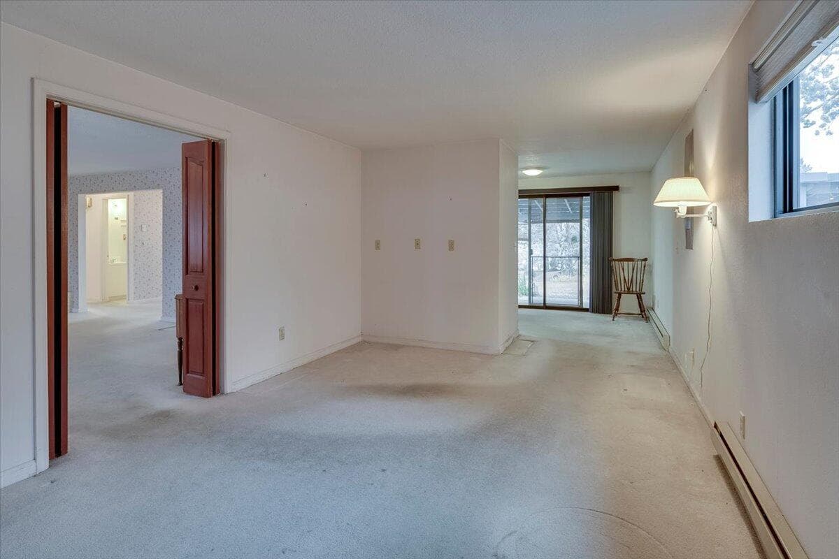 Photo of 1849 SW Canyon Drive 13 of 44