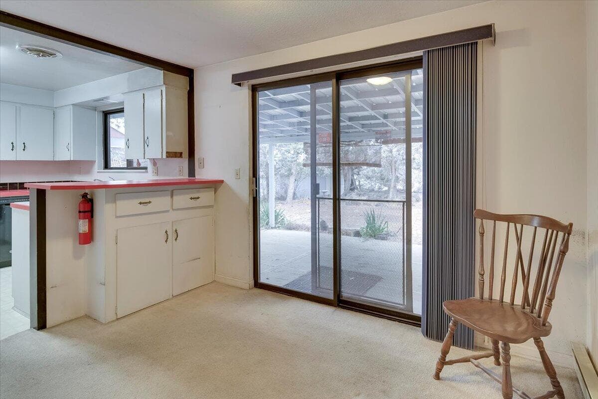 Photo of 1849 SW Canyon Drive 14 of 44