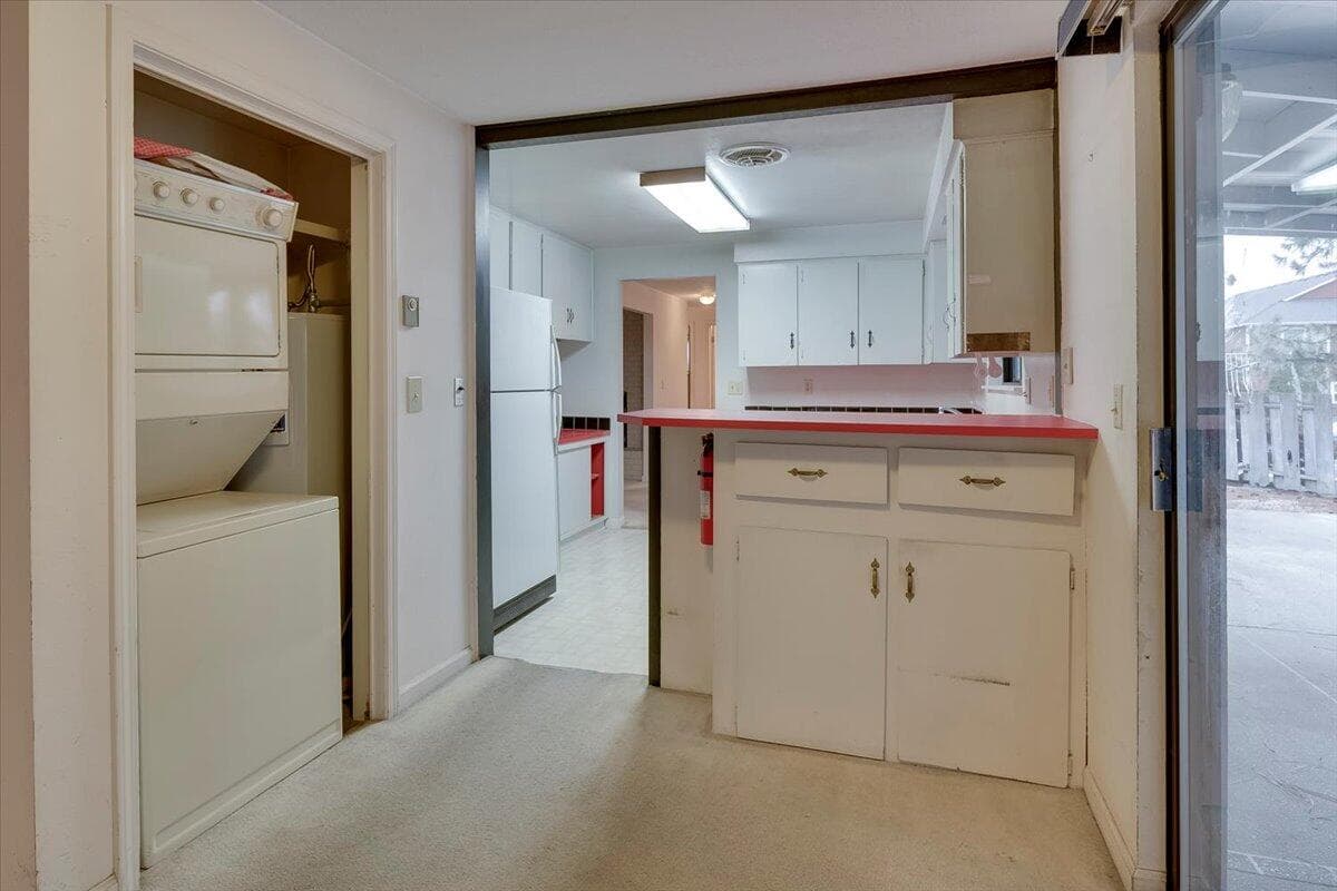 Photo of 1849 SW Canyon Drive 15 of 44