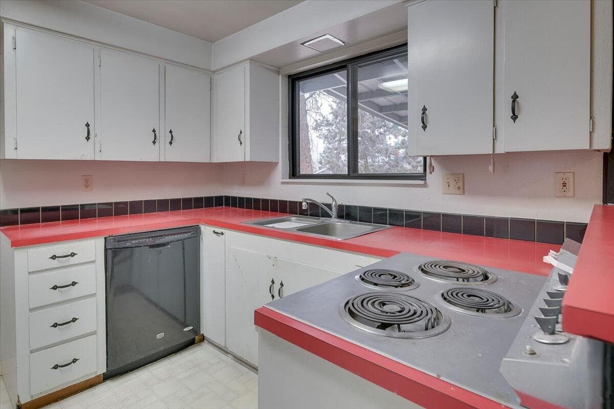 Photo of 1849 SW Canyon Drive 16 of 44
