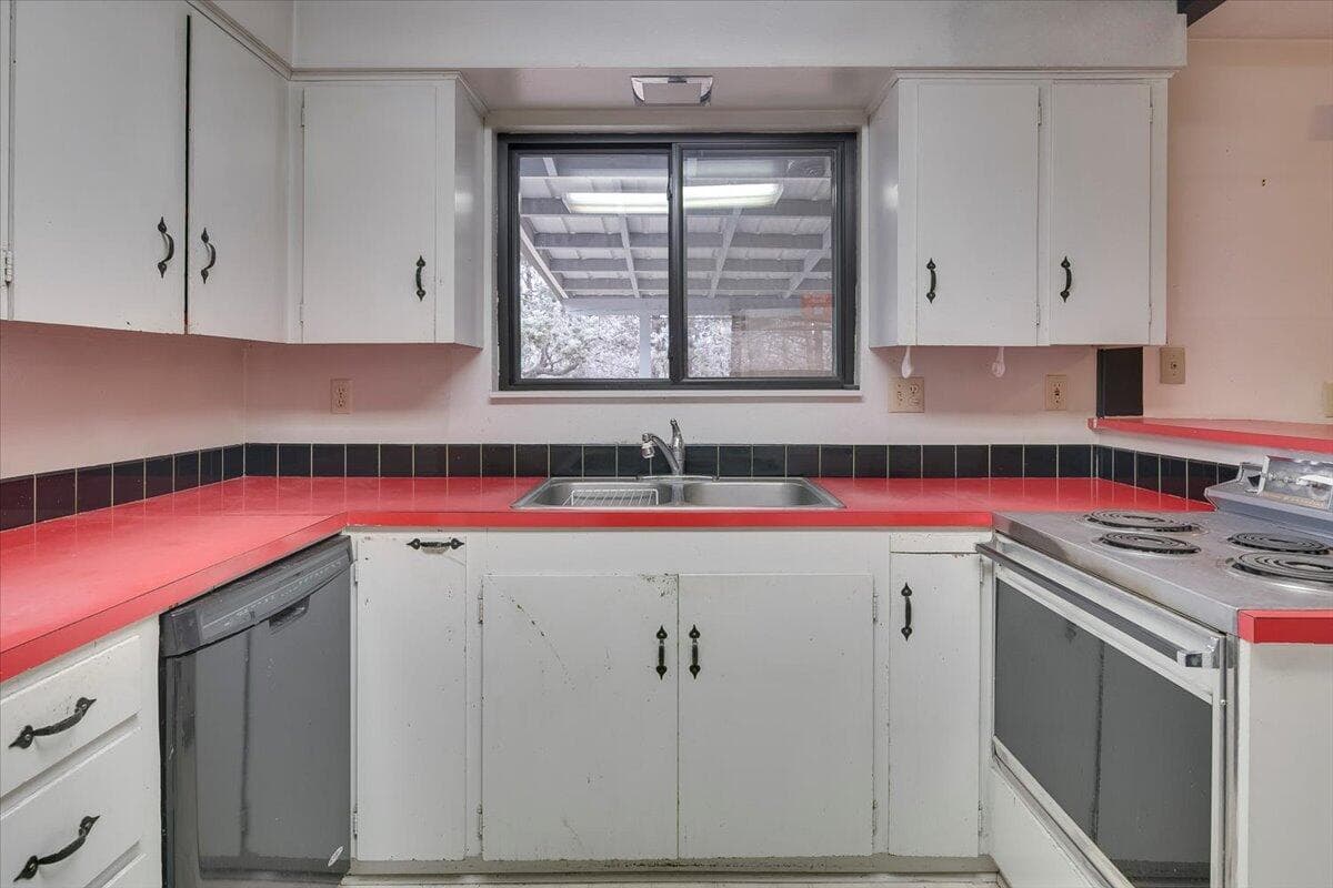Photo of 1849 SW Canyon Drive 17 of 44